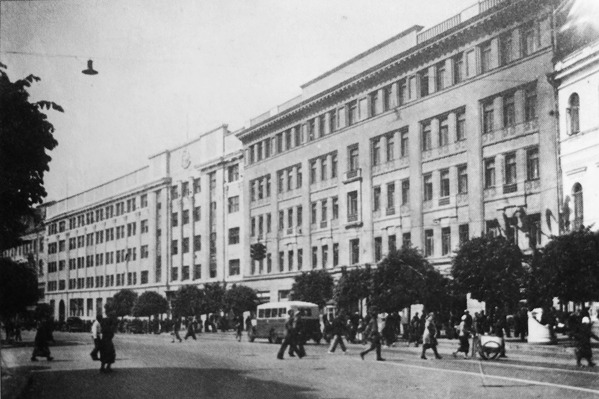 Почтамт (справа) и Гранд-отель на Крещатике. Фото 1939 г., взято из книги Д. Малакова, стр. 160. 