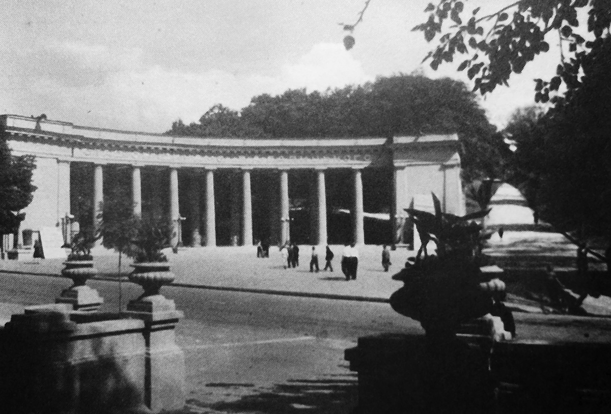 Центральный вход, фото 1930-ых гг., взято из книги Д. Малакова, стр. 141.