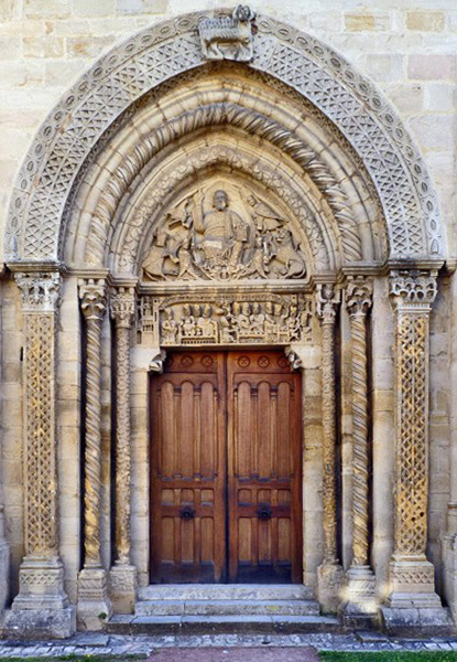 Архивольт над входом в церковь Санта-Мария в Таррагоне, Испания.
