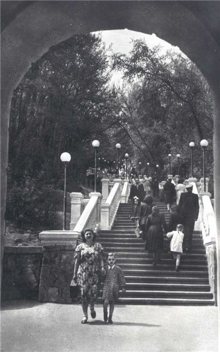 1950-е гг. Лестница к памятнику Магдебургскому праву.