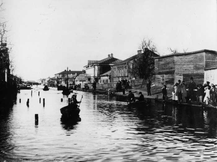 На фото – залитые водой улицы Предмостной слободки (теперь Гидропарк) в один из паводков 1890-х годов.