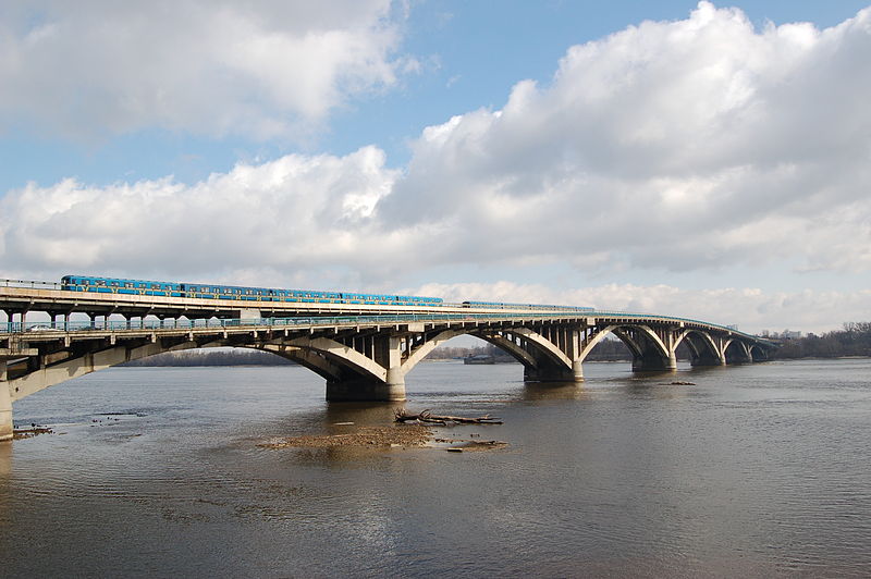 На фото видны опоры моста Е. Бош.