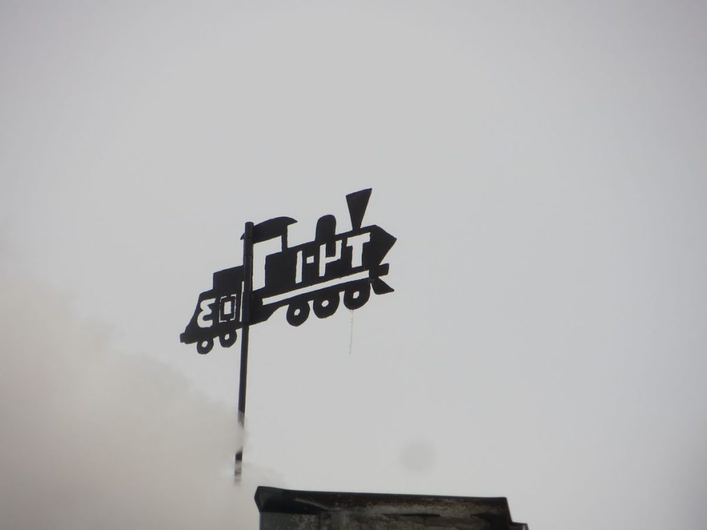 Флюгер в виде паровозика возле дымохода на крыше одного из зданий локомотивного депо «Киев-Пассажирский» ТЧ-1