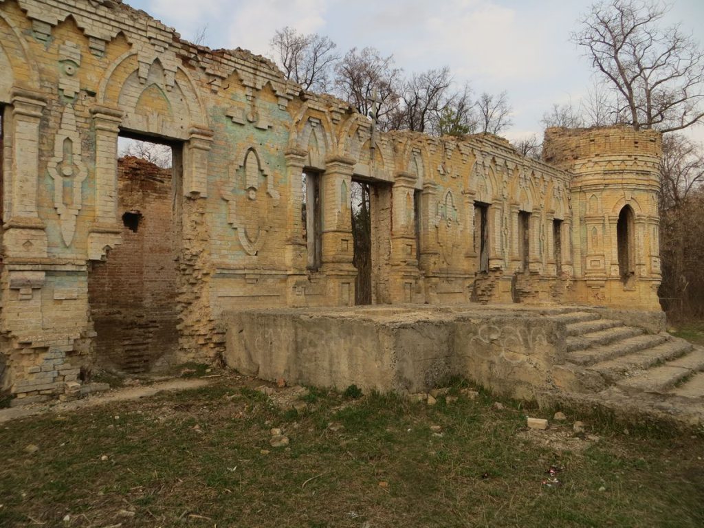 Село Немешаево, руины дворца графов Остен-Сакен